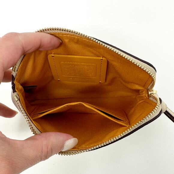 Coach X Peanuts Corner Zip Wristlet With Snoopy & Friends Motif Ivory CF213 - Picture 4 of 6